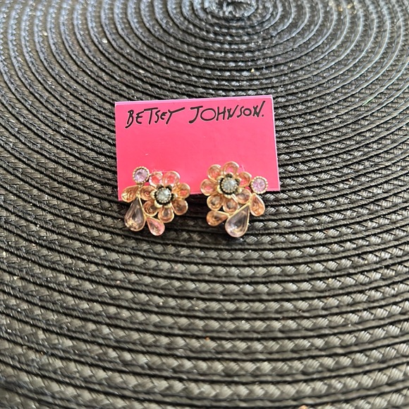 Betsey Johnson flower earrings! - Picture 1 of 1
